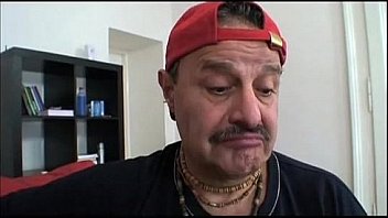 Ragazza bionda porcella fa pompino a vecchio peloso blonde girl does blowjob to