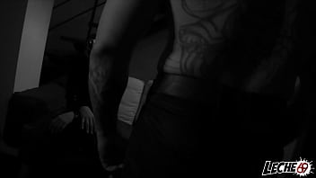 Leche69 pamela sanchez follando con sucoño peludo vestida de cuero y con máscara