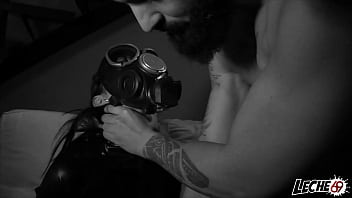 Leche69 pamela sanchez follando con sucoño peludo vestida de cuero y con máscara