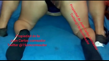 Yo taladrando su culo a esta esposa caliente y el esposo grabando todo