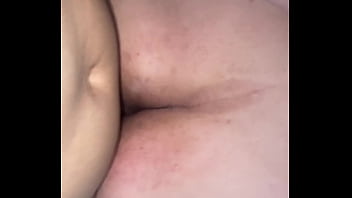 Vi a namorada pelada na cama não teve como não encher de leite