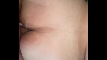 Vi a namorada pelada na cama não teve como não encher de leite