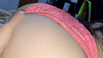 Comparto cama con mi primo y el muy atrevido enpiesa a tocarme