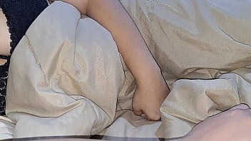 Comparto cama con mi primo y el muy atrevido enpiesa a tocarme