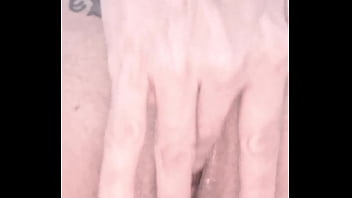 Marca comigo e vem enfiar seu cacetão nessa buceta gulosa e puta e adoro que esporrem na minha boca tambem vem estou esperando