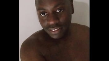 How to make my arms look bigger like the size of my legs for free while taking a selfie