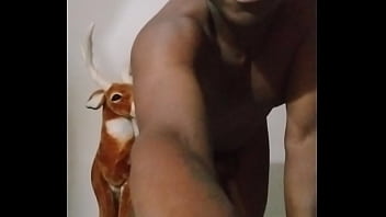 How to make my arms look bigger like the size of my legs for free while taking a selfie