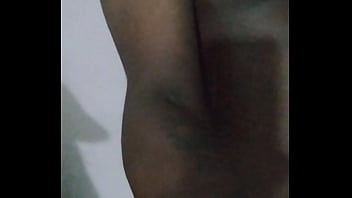 How to make my arms look bigger like the size of my legs for free while taking a selfie