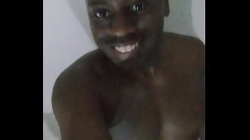 How to make my arms look bigger like the size of my legs for free while taking a selfie