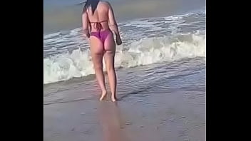 Ela de biquíni na praia bem gostosa