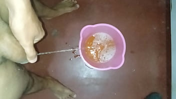 Todas las mañanas me paro a mear un tobo