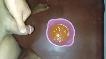 Todas las mañanas me paro a mear un tobo