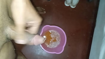 Todas las mañanas me paro a mear un tobo