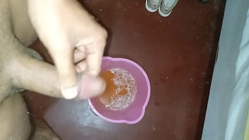 Todas las mañanas me paro a mear un tobo