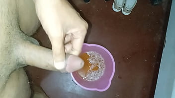 Todas las mañanas me paro a mear un tobo