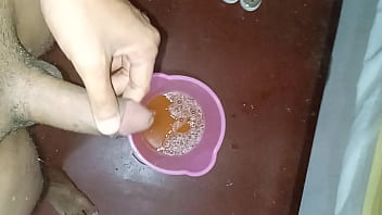 Todas las mañanas me paro a mear un tobo