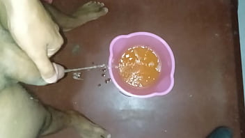 Todas las mañanas me paro a mear un tobo