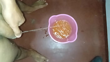 Todas las mañanas me paro a mear un tobo