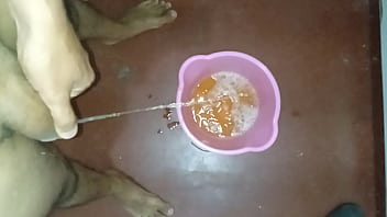 Todas las mañanas me paro a mear un tobo