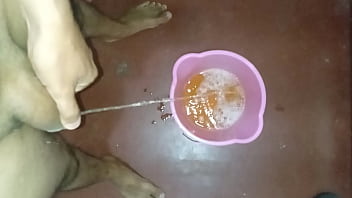 Todas las mañanas me paro a mear un tobo