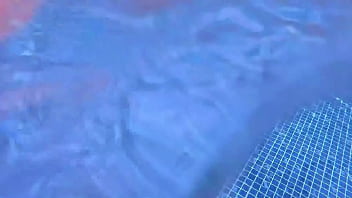Atrapo en la piscina a desconocida golosa de culo enorme y le clavo la verga directo al coño