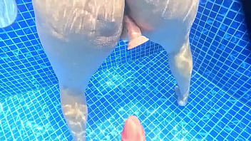 Atrapo en la piscina a desconocida golosa de culo enorme y le clavo la verga directo al coño