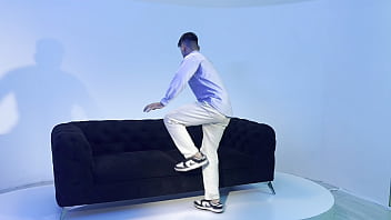 Nuria millán entre el sofá y el pecado me pilla y me pide de follarla como puta se pone cachonda con polla colombiana