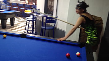 Gatita stoner en el billar