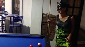 Gatita stoner en el billar