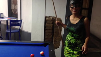 Gatita stoner en el billar