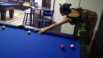 Gatita stoner en el billar