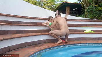 Chica inocente disfruta de la piscina con su hermanastro chupándole la verga y fornicando