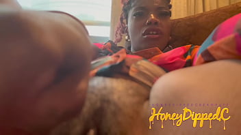 Ebony babes stretches pussy