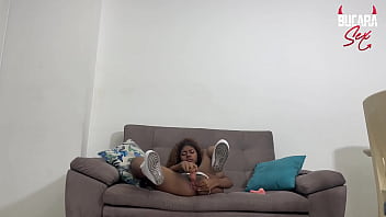 I get horny when i'm alone at home and i end up putting two dildos in my pussy and ass until i squirt bucarasex