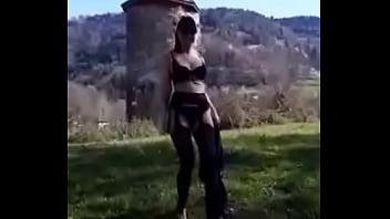 Viens voir la suite de la vidéo dans mon fans clubs suce mon homme dans