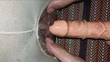 หีสาวสวยที่โดนแหย่ด้วยสองควยพร้อมกัน