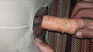 หีสาวสวยที่โดนแหย่ด้วยสองควยพร้อมกัน