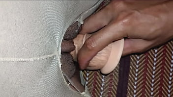 หีสาวสวยที่โดนแหย่ด้วยสองควยพร้อมกัน