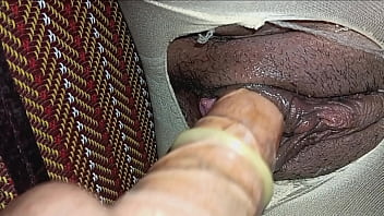 หีสาวสวยที่โดนแหย่ด้วยสองควยพร้อมกัน