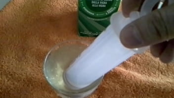 Sono una schiava amante dei clisteri soprattutto di vino bianco e freddo