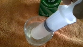 Sono una schiava amante dei clisteri soprattutto di vino bianco e freddo