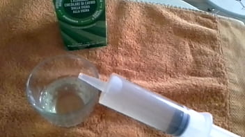 Sono una schiava amante dei clisteri soprattutto di vino bianco e freddo