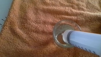 Sono una schiava amante dei clisteri soprattutto di vino bianco e freddo