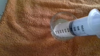 Sono una schiava amante dei clisteri soprattutto di vino bianco e freddo