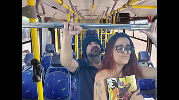 Estudande e fodida por estranho dentro do onibus