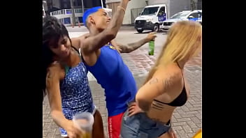 Resenha de putaria na rua acaba em fudelância no carro em movimento