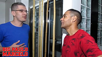 Nerd chupando novinha no banheiro da balada depois comeu no pelo