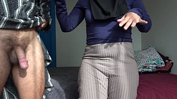 رجل عربي يريد الغرباء أن يمارسوا الجنس مع زوجته