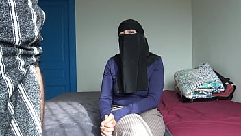 رجل عربي يريد الغرباء أن يمارسوا الجنس مع زوجته