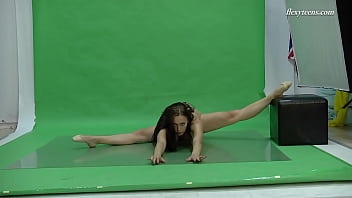Nicole smith super hot teenie doing splits and bridges